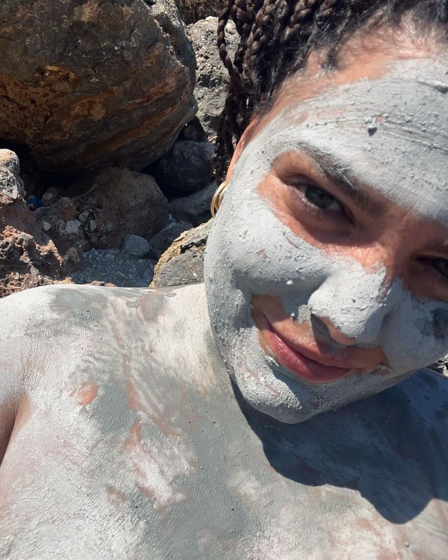 Δανάη Μπάρκα: Ποζάρει στην παραλία πασαλειμμένη με άργιλο