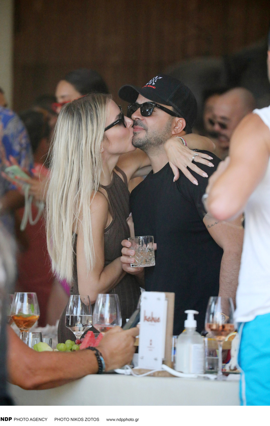 Λούις Φόνσι: Τα δημόσια φιλιά στη Μύκονο με τη σύζυγό του, Αγκουέντα Λόπεθ