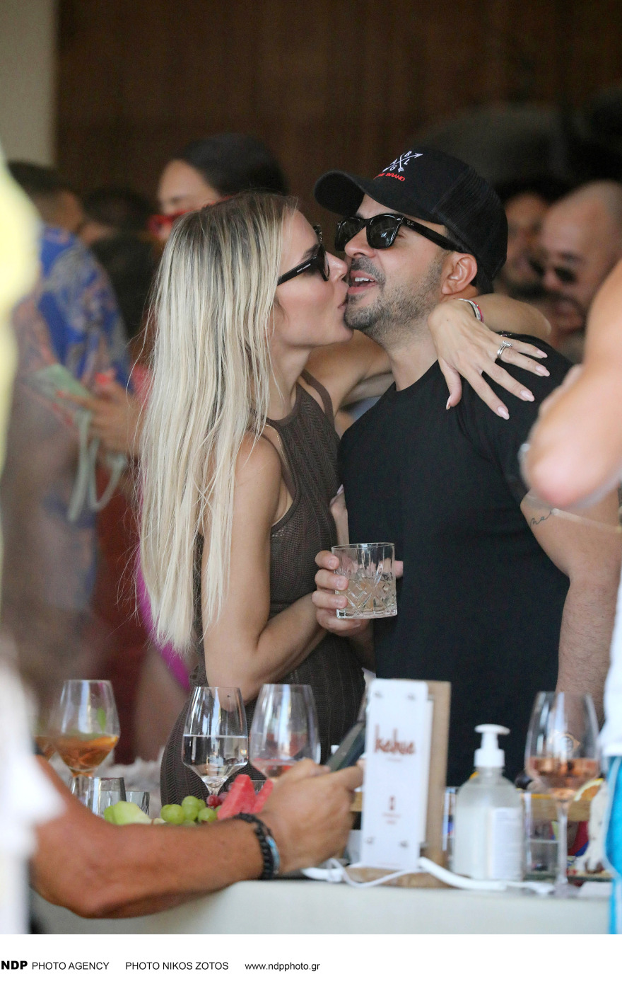 Λούις Φόνσι: Τα δημόσια φιλιά στη Μύκονο με τη σύζυγό του, Αγκουέντα Λόπεθ