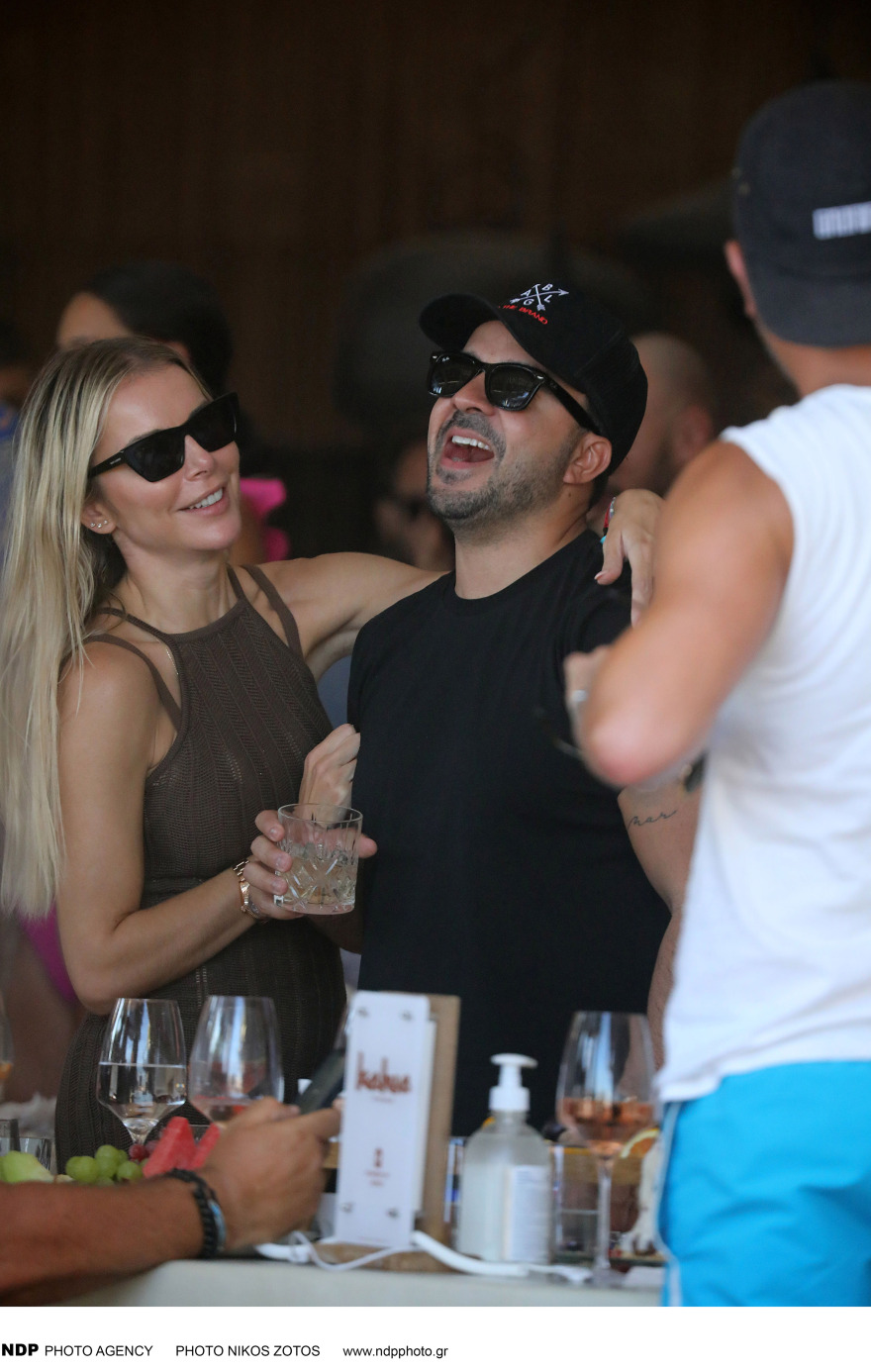 Λούις Φόνσι: Τα δημόσια φιλιά στη Μύκονο με τη σύζυγό του, Αγκουέντα Λόπεθ