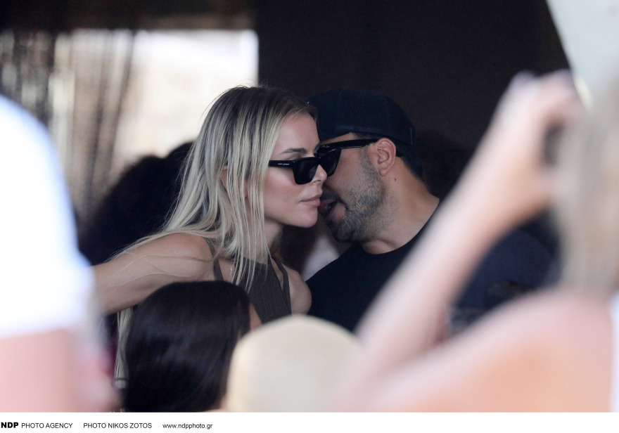 Λούις Φόνσι: Τα δημόσια φιλιά στη Μύκονο με τη σύζυγό του, Αγκουέντα Λόπεθ