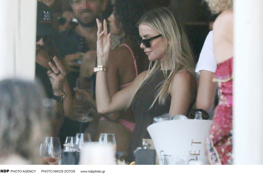 Λούις Φόνσι: Τα δημόσια φιλιά στη Μύκονο με τη σύζυγό του, Αγκουέντα Λόπεθ