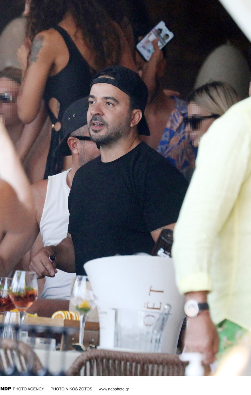 Λούις Φόνσι: Τα δημόσια φιλιά στη Μύκονο με τη σύζυγό του, Αγκουέντα Λόπεθ