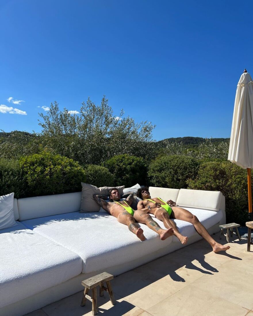 Ο Φέντεζ ποζάρει με το μαγιό του Μπόρατ 