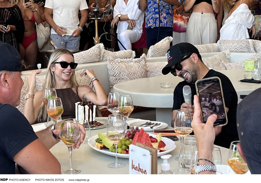 Λούις Φόνσι: Τα δημόσια φιλιά στη Μύκονο με τη σύζυγό του, Αγκουέντα Λόπεθ