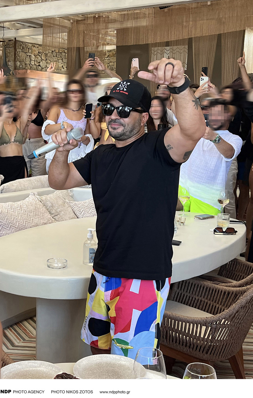 Λούις Φόνσι: Τα δημόσια φιλιά στη Μύκονο με τη σύζυγό του, Αγκουέντα Λόπεθ