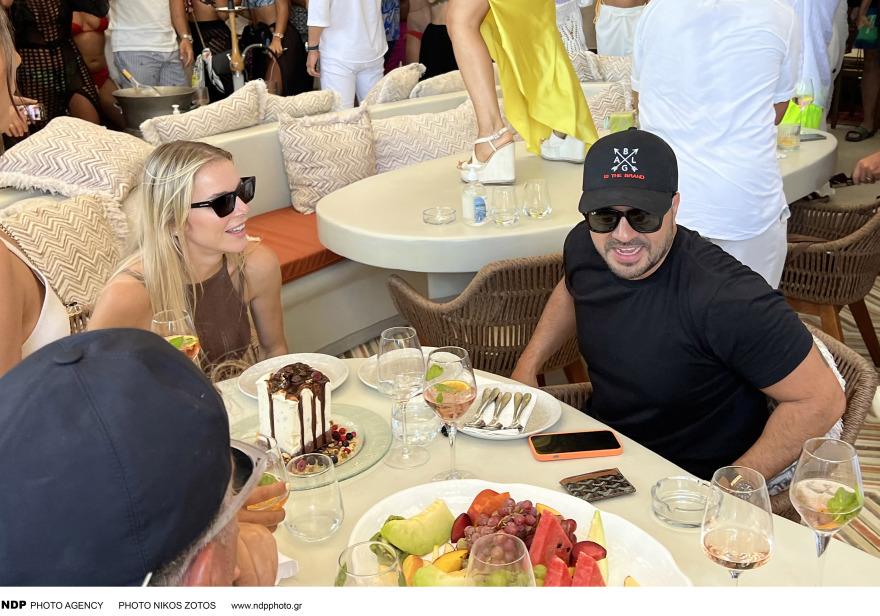 Λούις Φόνσι: Τα δημόσια φιλιά στη Μύκονο με τη σύζυγό του, Αγκουέντα Λόπεθ