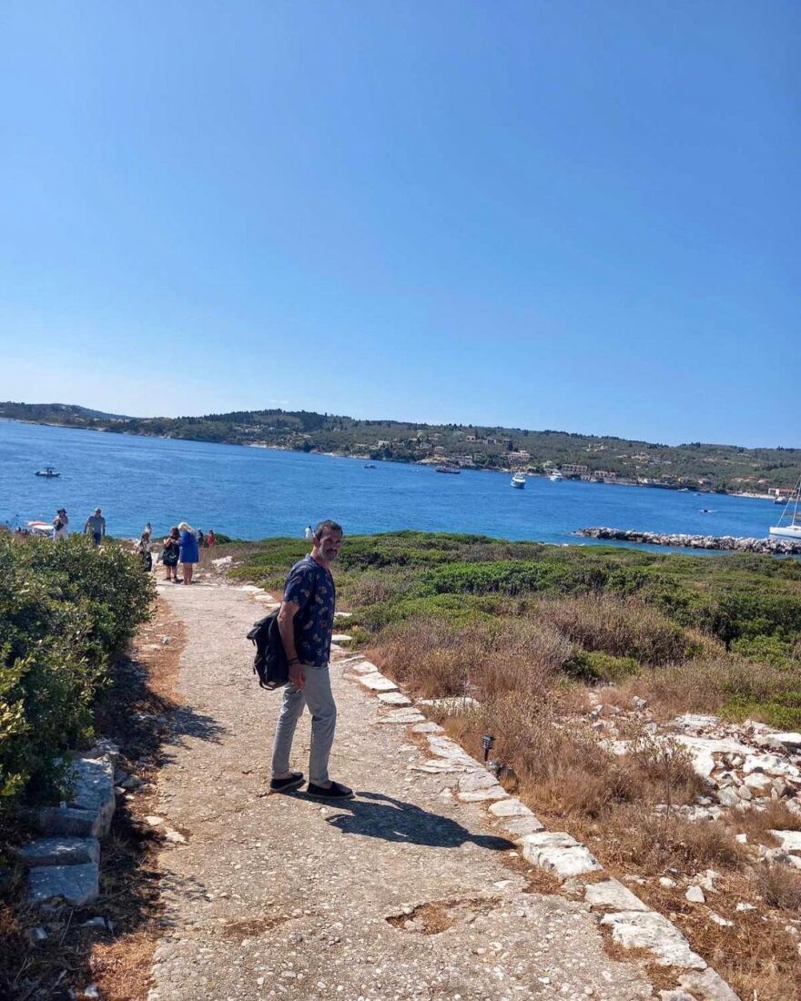 Λεωνίδας Κακούρης: Ο ηθοποιός συνάντησε τον Δημήτρη Γκοτσόπουλο στους Παξούς