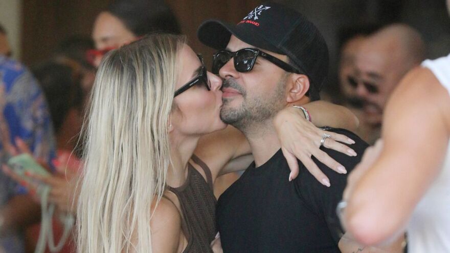 Λούις Φόνσι: Τα δημόσια φιλιά στη Μύκονο με τη σύζυγό του, Αγκουέντα Λόπεθ