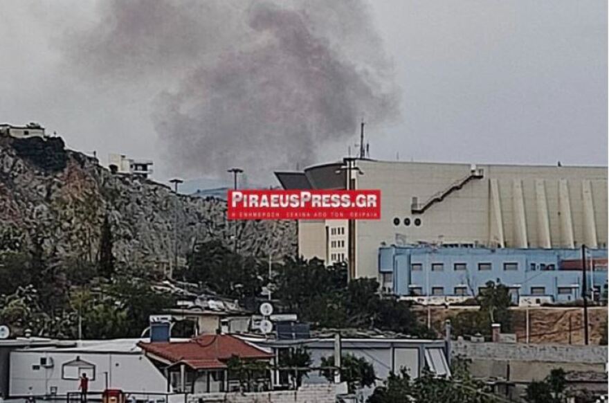 Νίκαια: Υπό μερικό έλεγχο η πυρκαγιά που ξέσπασε σε υπαίθριο χώρο