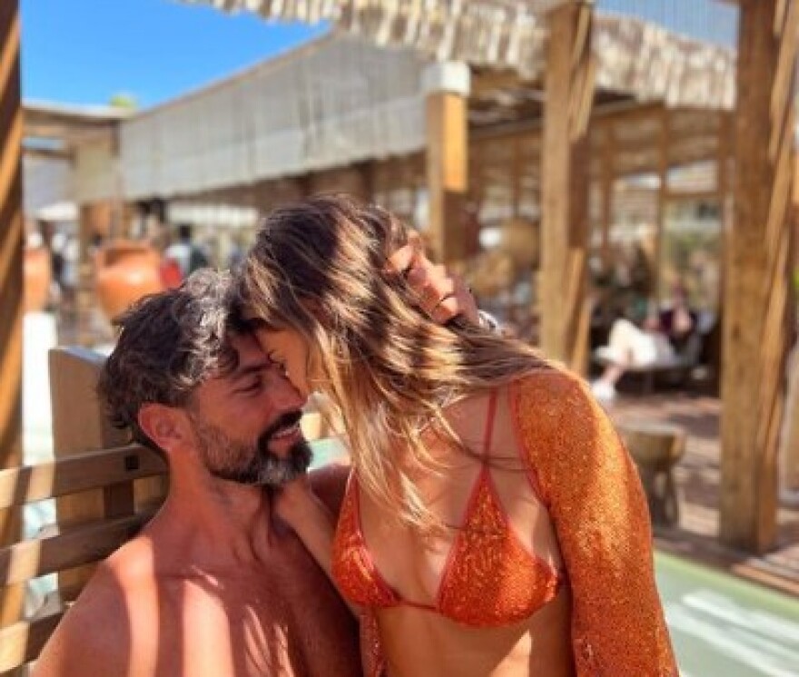 Greek Summer Lovers - Πώς περνάνε διάσημα ζευγάρια το καλοκαίρι τους 