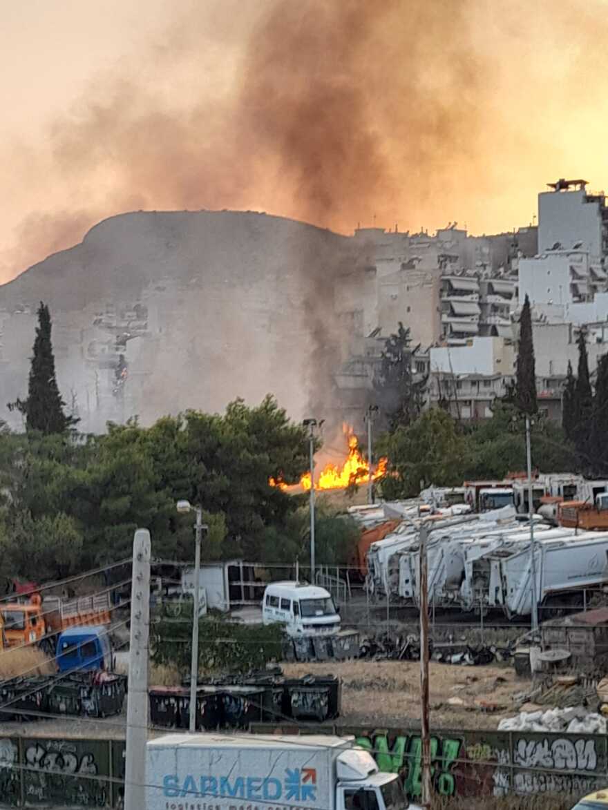 Νίκαια: Υπό μερικό έλεγχο η πυρκαγιά που ξέσπασε σε υπαίθριο χώρο