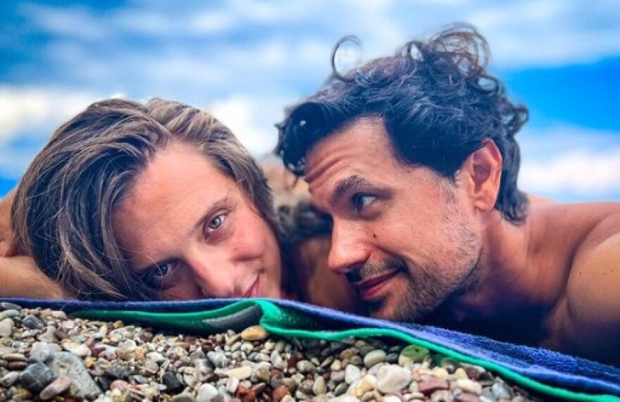 Greek Summer Lovers - Πώς περνάνε διάσημα ζευγάρια το καλοκαίρι τους 