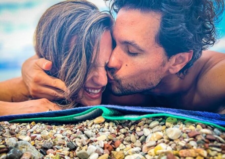 Greek Summer Lovers - Πώς περνάνε διάσημα ζευγάρια το καλοκαίρι τους 