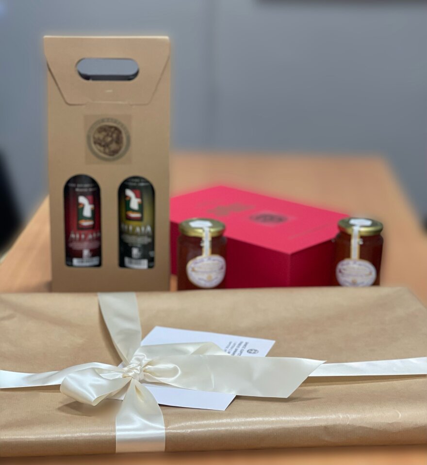 Μπόρις Τζόνσον: Η συνάντηση με τον δήμαρχο Καρύστου και τα τοπικά προϊόντα