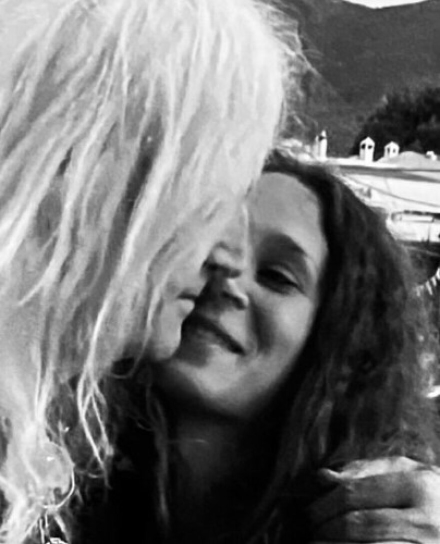 Νίκος Καρβέλας: Η σύντροφός του φωτογραφίζεται με το μωρό τους 