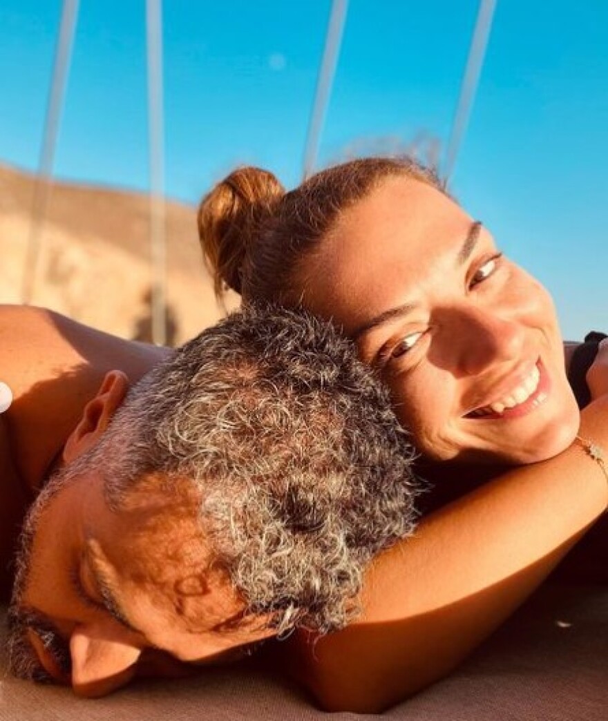 Greek Summer Lovers - Πώς περνάνε διάσημα ζευγάρια το καλοκαίρι τους 