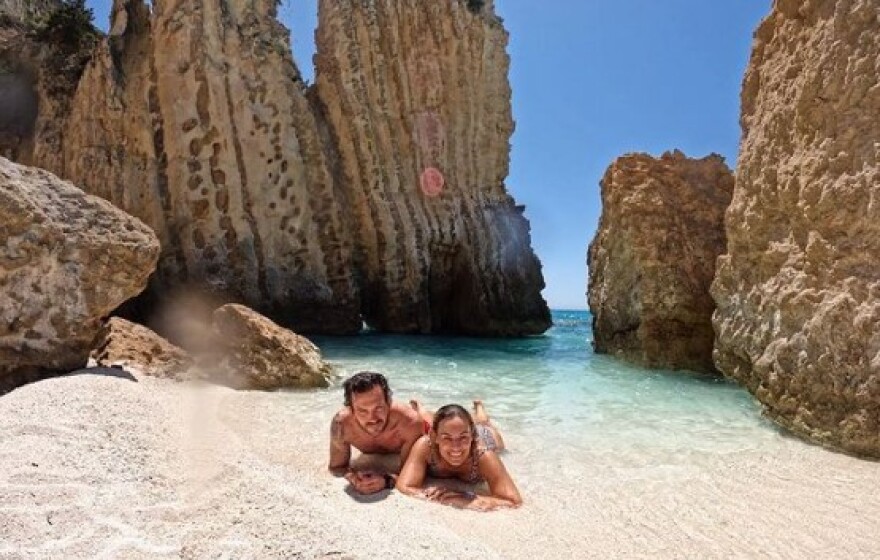 Greek Summer Lovers - Πώς περνάνε διάσημα ζευγάρια το καλοκαίρι τους 