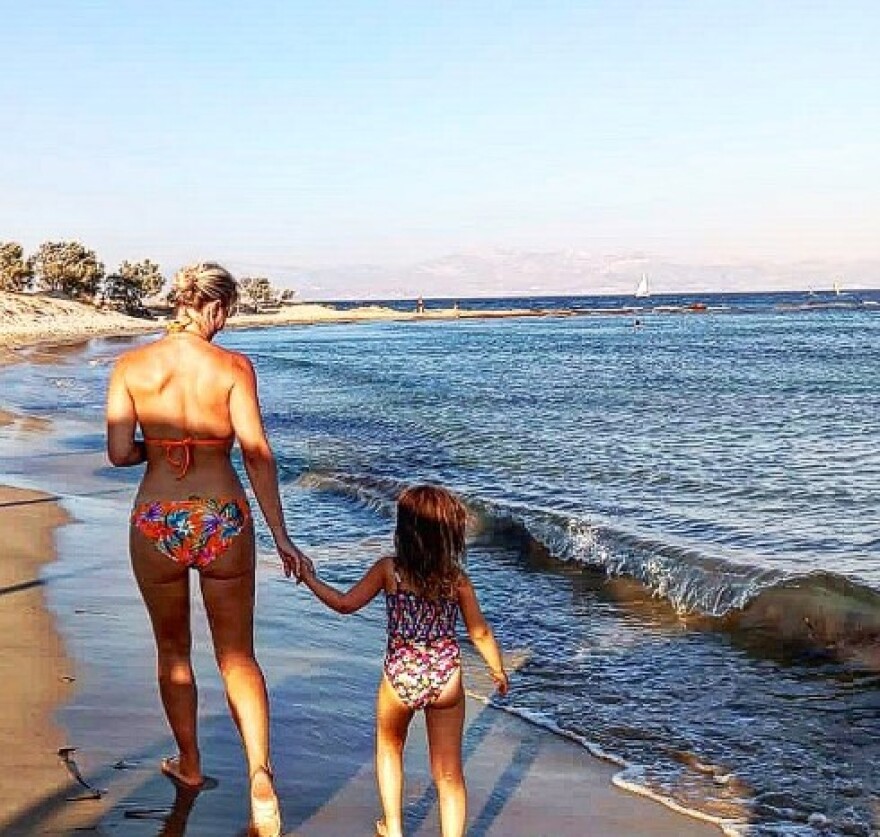 Greek Summer Lovers - Πώς περνάνε διάσημα ζευγάρια το καλοκαίρι τους 