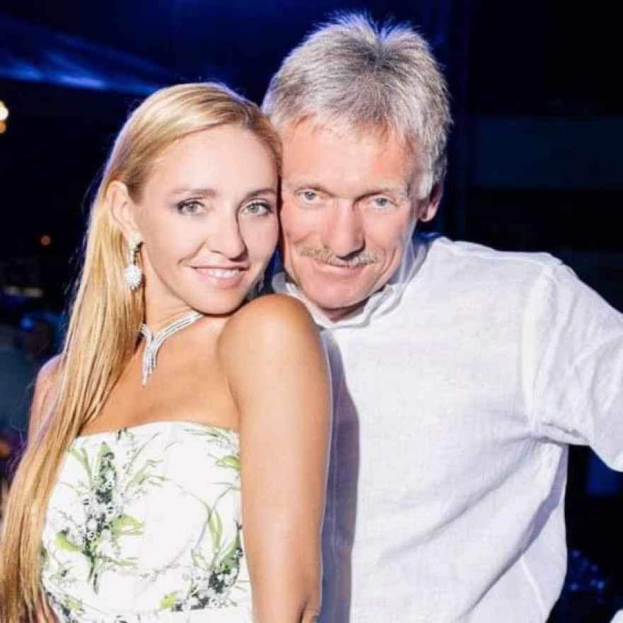 Η σύζυγος του Πεσκόφ, του εκπροσώπου του Πούτιν, σπάει πιάτα στην Ελλάδα και οι Ρώσοι την βρίζουν