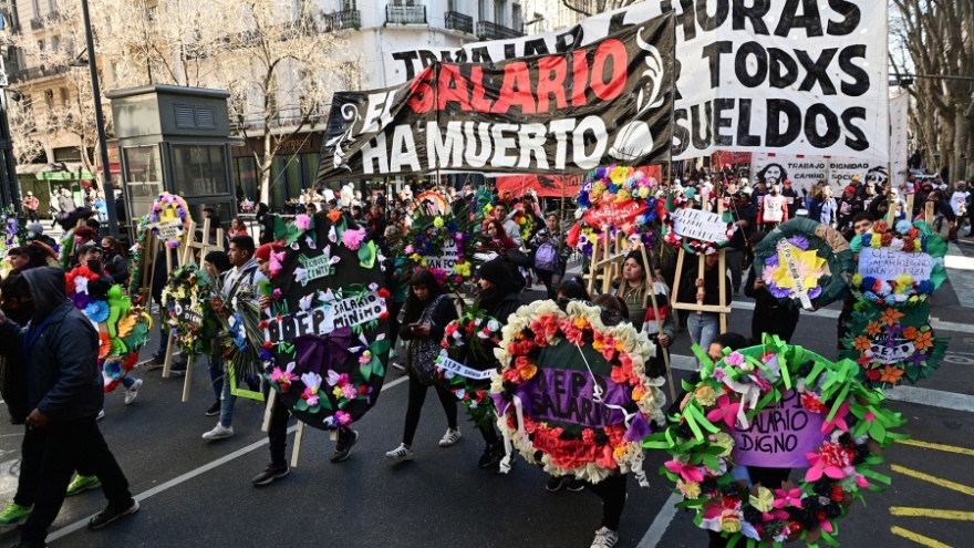 Αργεντινή: Κήδεψαν τον… κατώτατο μισθό που εξανεμίζεται λόγω του πληθωρισμού- Δείτε βίντεο