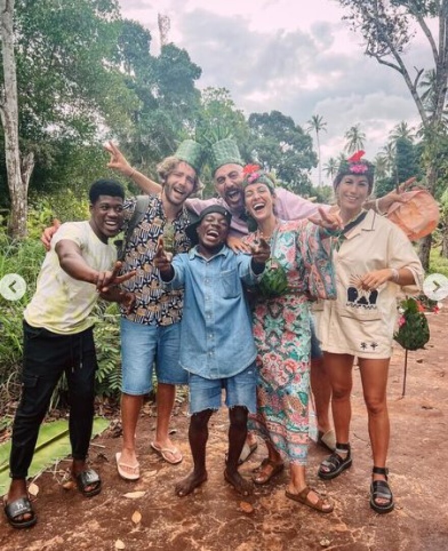 Greek Summer Lovers - Πώς περνάνε διάσημα ζευγάρια το καλοκαίρι τους 