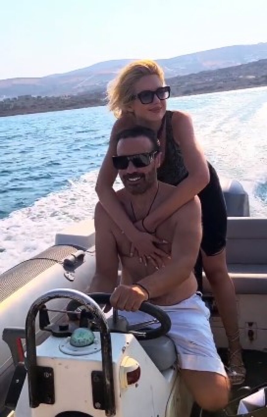 Greek Summer Lovers - Πώς περνάνε διάσημα ζευγάρια το καλοκαίρι τους 