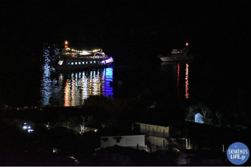 Σκιάθος: Κινδύνευσε να βυθιστεί τουριστικό σκάφος που προσέκρουσε σε ύφαλο (φωτογραφίες)