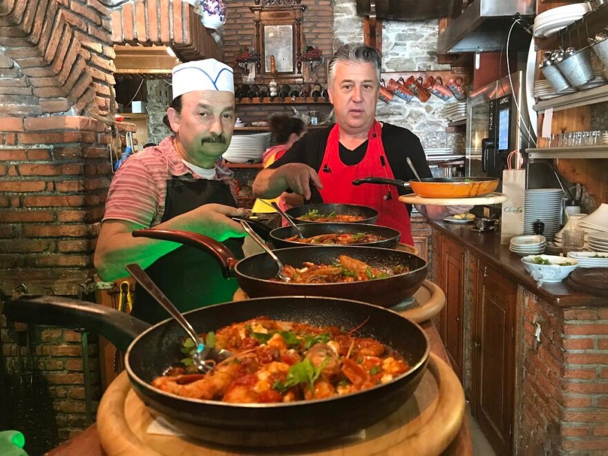 Σε ελληνική ταβέρνα στη Μαρμαρίδα τα «έσπασε» η σύζυγος του Πεσκόφ