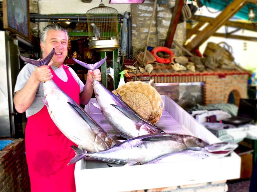 Σε ελληνική ταβέρνα στη Μαρμαρίδα τα «έσπασε» η σύζυγος του Πεσκόφ