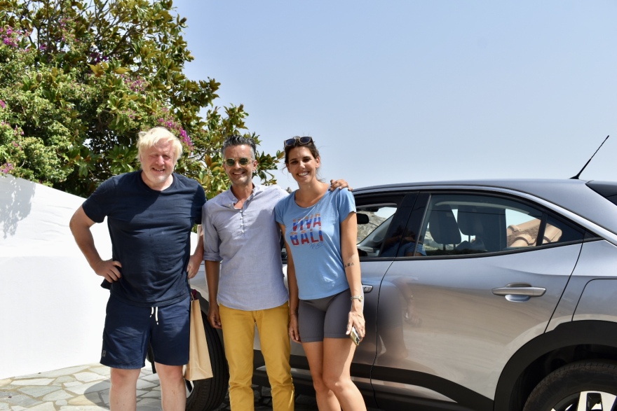 Μπόρις Τζόνσον: Νοίκιασε αυτοκίνητο για να ανακαλύψει τις ομορφιές της Εύβοιας