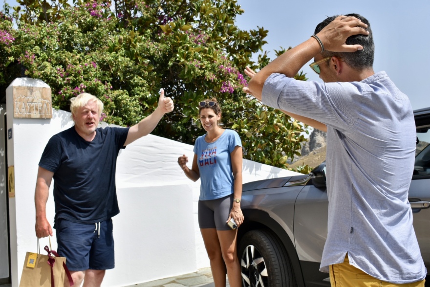 Μπόρις Τζόνσον: Νοίκιασε αυτοκίνητο για να ανακαλύψει τις ομορφιές της Εύβοιας