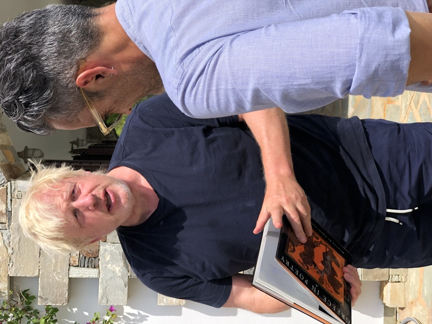 Μπόρις Τζόνσον: Νοίκιασε αυτοκίνητο για να ανακαλύψει τις ομορφιές της Εύβοιας