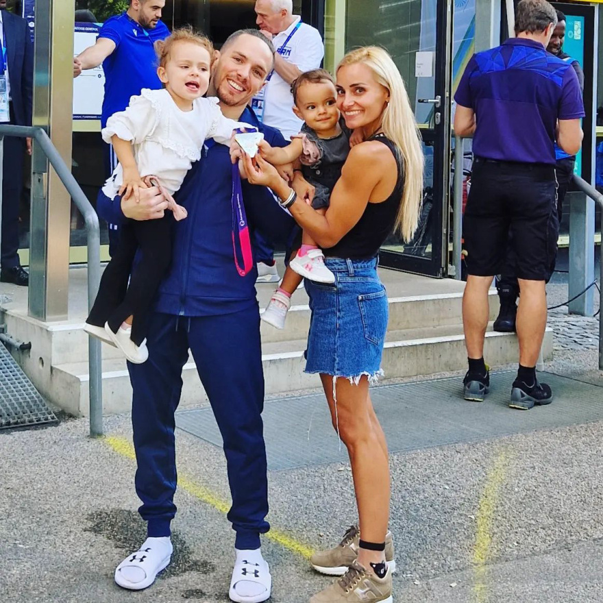 Λευτέρης Πετρούνιας: Φωτογραφίζεται με τη σύζυγο και τις κόρες του μετά το 6ο χρυσό