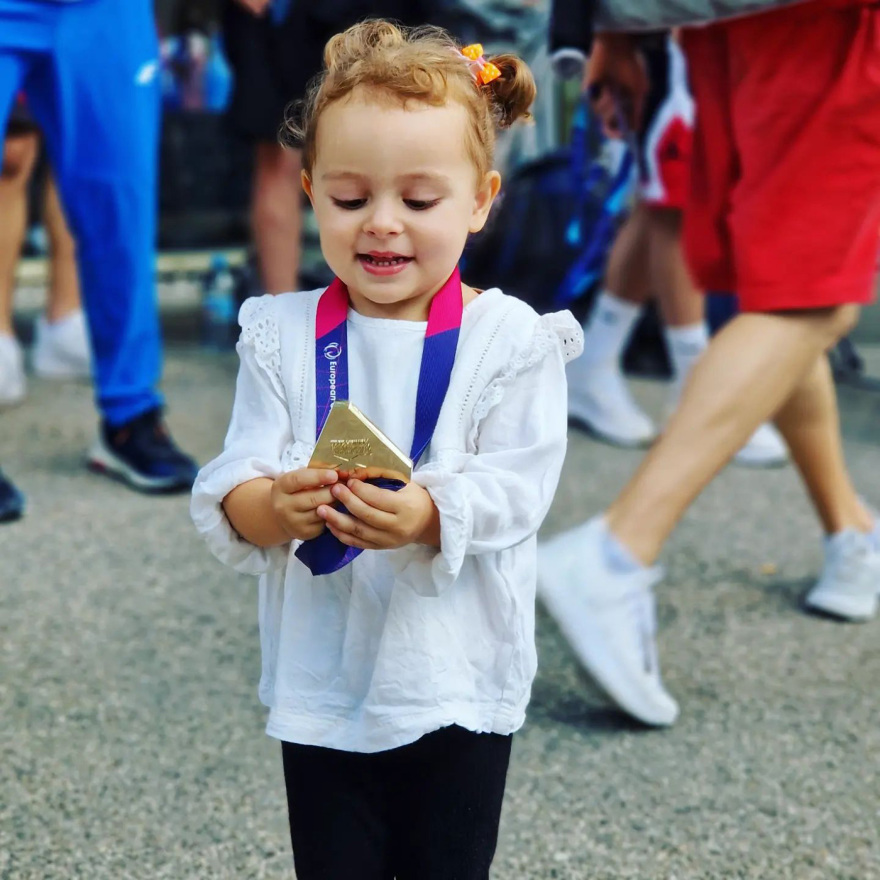 Λευτέρης Πετρούνιας: Φωτογραφίζεται με τη σύζυγο και τις κόρες του μετά το 6ο χρυσό