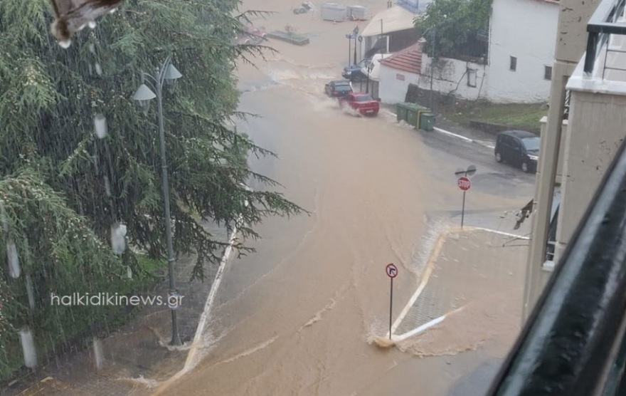 «Άνοιξαν» οι ουρανοί στον Πολύγυρο - Διακοπή κυκλοφορίας στην επαρχιακή οδό Νέων Μουδανιών-Σιθωνίας