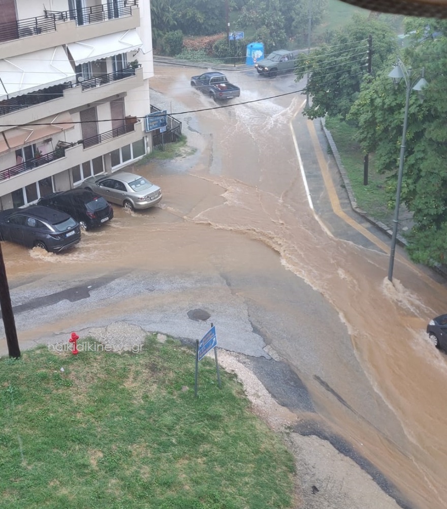 «Άνοιξαν» οι ουρανοί στον Πολύγυρο - Διακοπή κυκλοφορίας στην επαρχιακή οδό Νέων Μουδανιών-Σιθωνίας