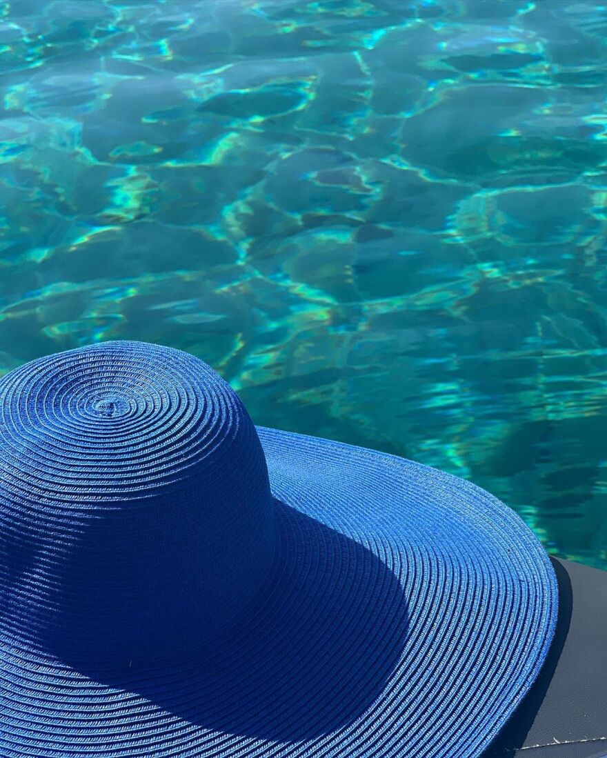 Δανάη Μπάρκα: Φωτογραφίζεται μέσα στη θάλασσα