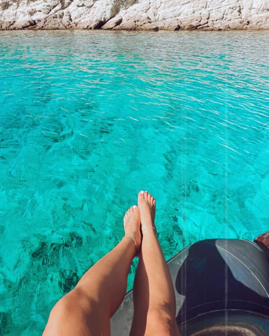 Δανάη Μπάρκα: Φωτογραφίζεται μέσα στη θάλασσα