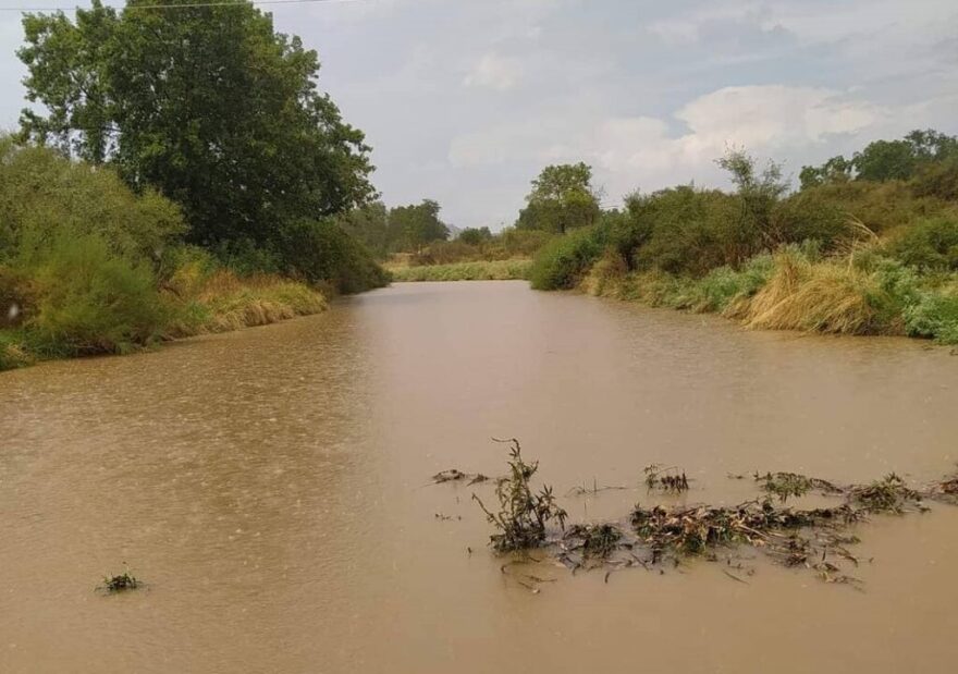 «Άνοιξαν» οι ουρανοί στον Πολύγυρο - Διακοπή κυκλοφορίας στην επαρχιακή οδό Νέων Μουδανιών-Σιθωνίας