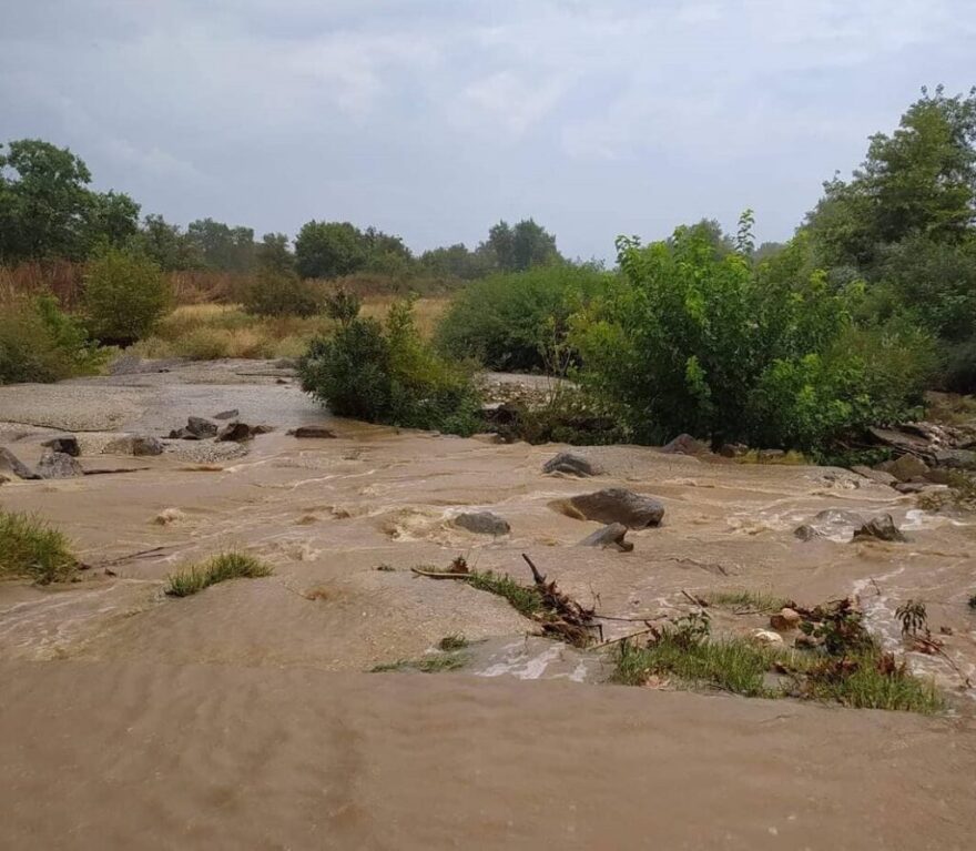«Άνοιξαν» οι ουρανοί στον Πολύγυρο - Διακοπή κυκλοφορίας στην επαρχιακή οδό Νέων Μουδανιών-Σιθωνίας