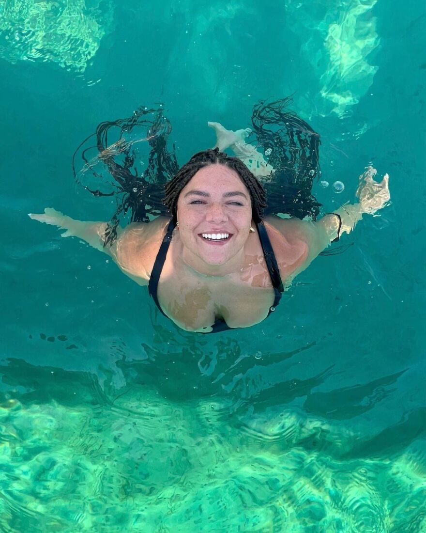 Δανάη Μπάρκα: Φωτογραφίζεται μέσα στη θάλασσα