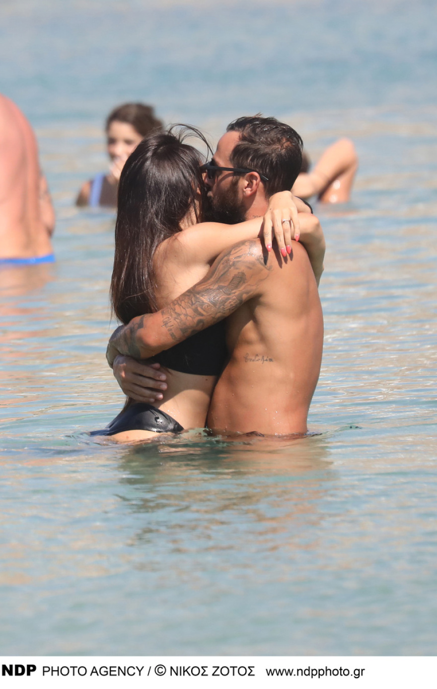 Άρης Σοϊλέδης - Μαρία Αντωνά: Τα φιλιά τους στη Μύκονο