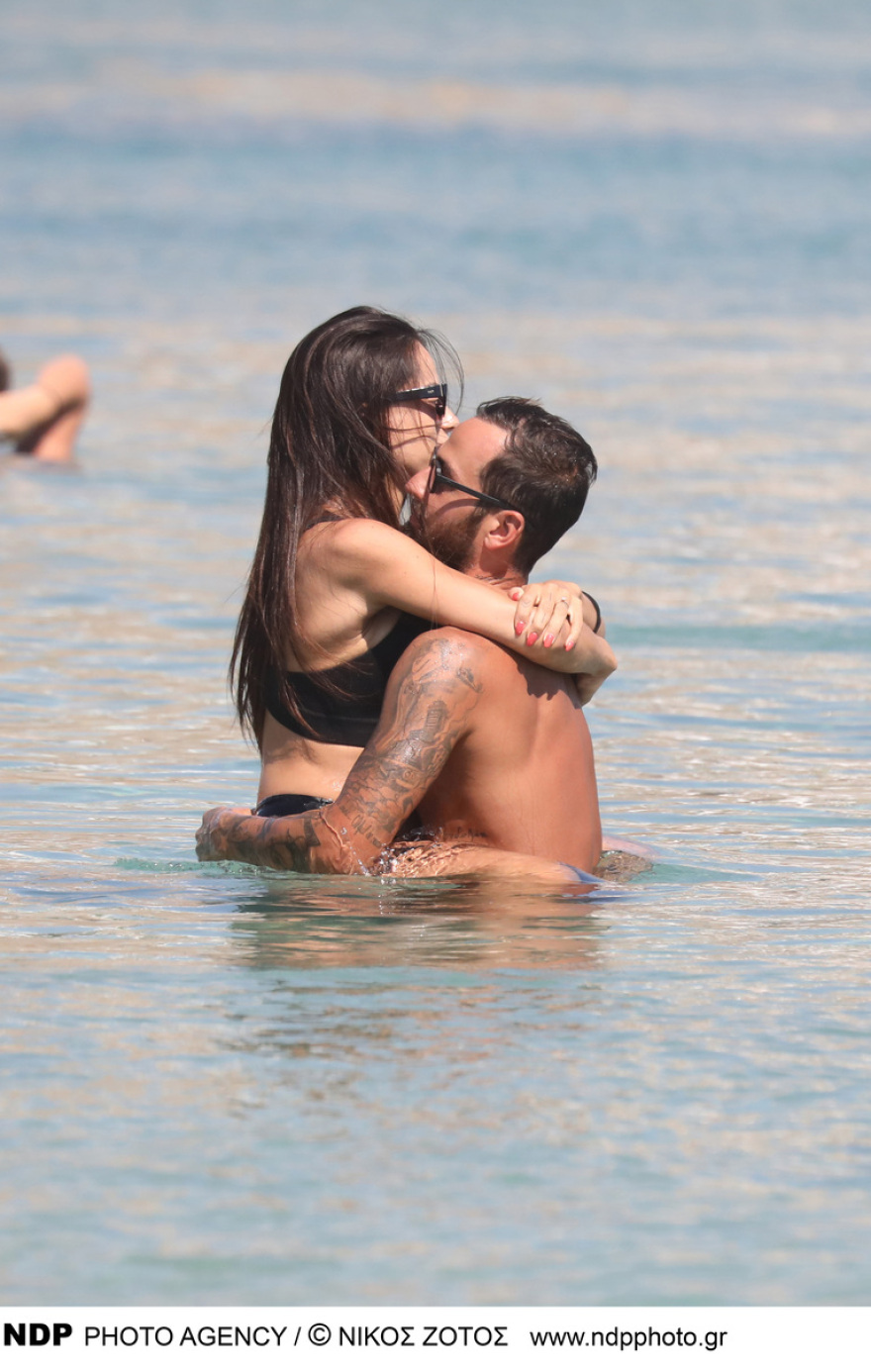 Άρης Σοϊλέδης - Μαρία Αντωνά: Τα φιλιά τους στη Μύκονο