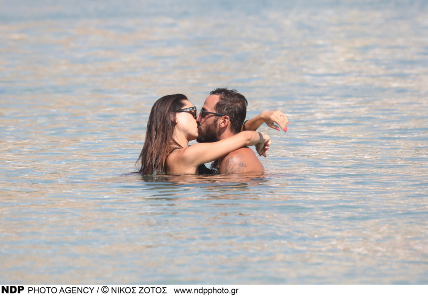 Άρης Σοϊλέδης - Μαρία Αντωνά: Τα φιλιά τους στη Μύκονο