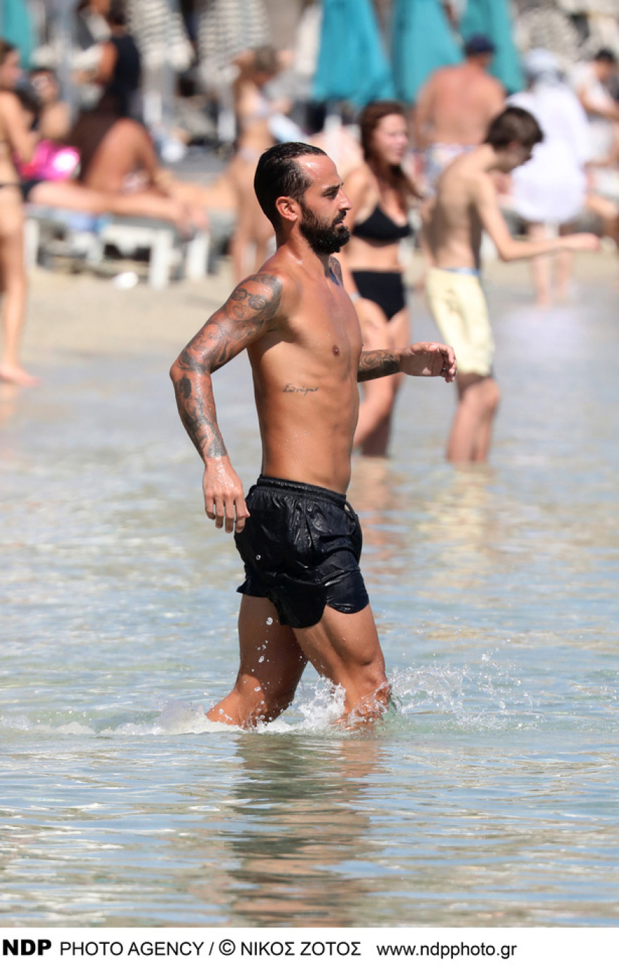 Άρης Σοϊλέδης - Μαρία Αντωνά: Τα φιλιά τους στη Μύκονο