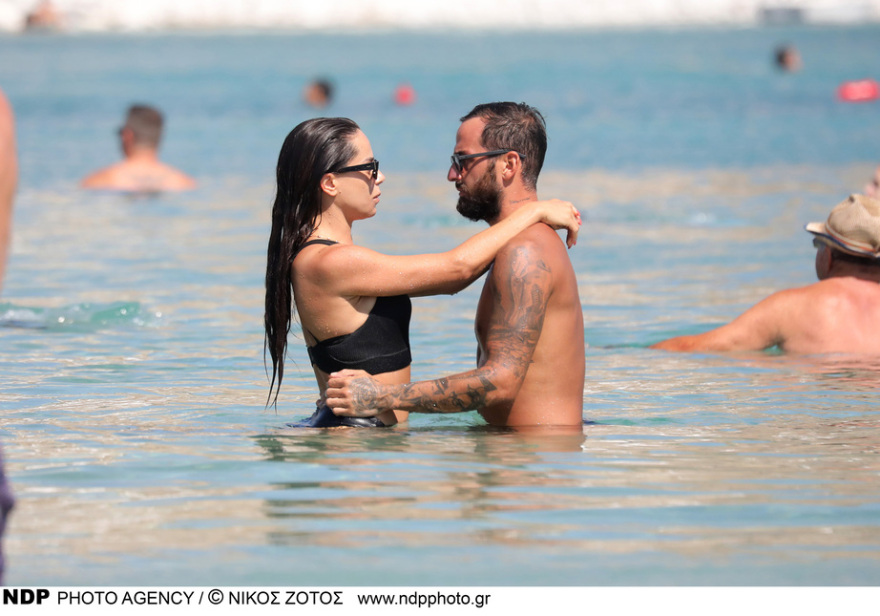 Άρης Σοϊλέδης - Μαρία Αντωνά: Τα φιλιά τους στη Μύκονο