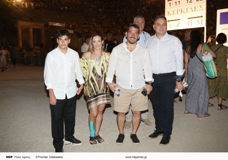 Πύρρος Δήμας και Αφροδίτη Σκαφίδα: Μαζί με τον γιο του Ολυμπιονίκη στην Επίδαυρο