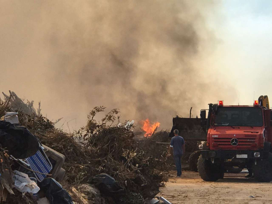 Φωτιά τώρα στη Λευκάδα: Πυρκαγιά στην παλιά χωματερή της Λευκάδας 