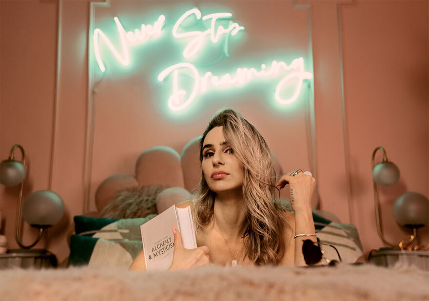 Kid Moxie: Η Ελληνίδα πίσω από τα soundtracks του Χόλιγουντ